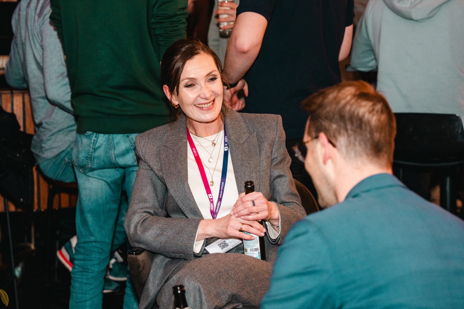 Teilnehmerin lacht im angeregten Gespräch bei einem Community-Abend
